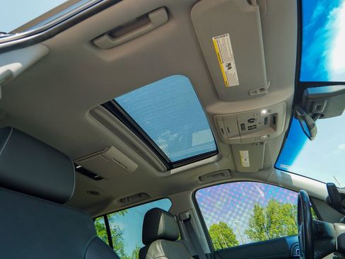Used 2019 Chevrolet Suburban Premier AWD/4WD image 36