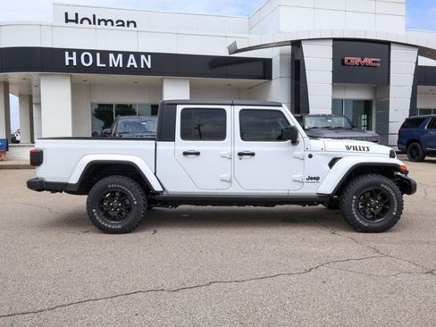 Used 2024 Jeep Gladiator Sport AWD/4WD image 2