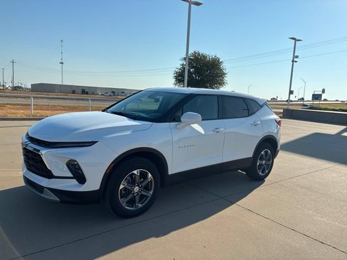 Used 2025 Chevrolet Blazer LT FWD image 1