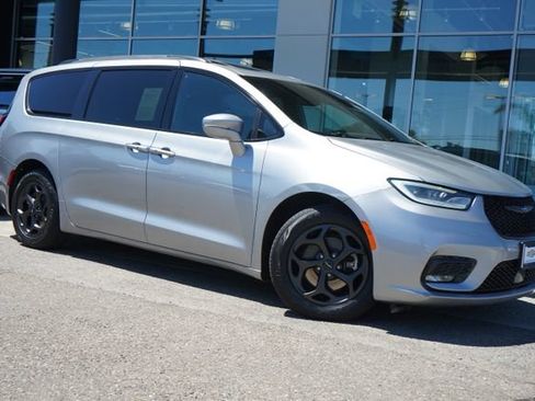 Used 2021 Chrysler Pacifica Limited w/ Uconnect Theater Family Group FWD image 1