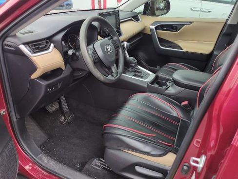 Used 2020 Toyota RAV4 LE FWD image 6
