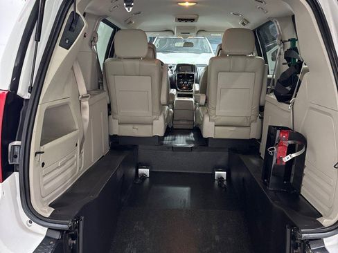 Used 2016 Dodge Grand Caravan SXT FWD image 3