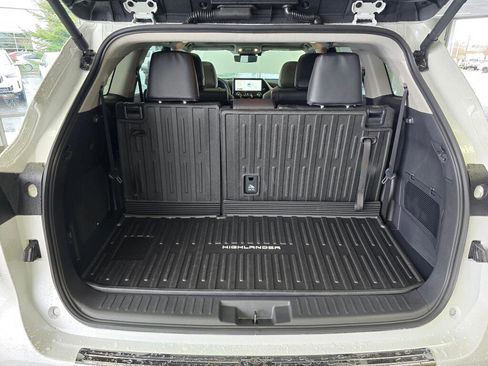 New 2026 Toyota Highlander Platinum image 17