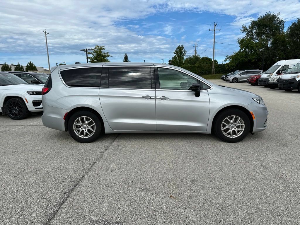 Used 2024 Chrysler Pacifica Touring-L FWD image 6