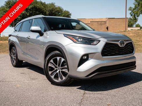 Used 2022 Toyota Highlander XLE FWD image 1