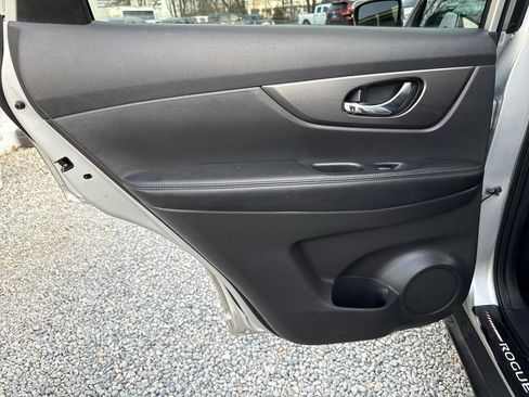 Used 2016 Nissan Rogue SV image 16