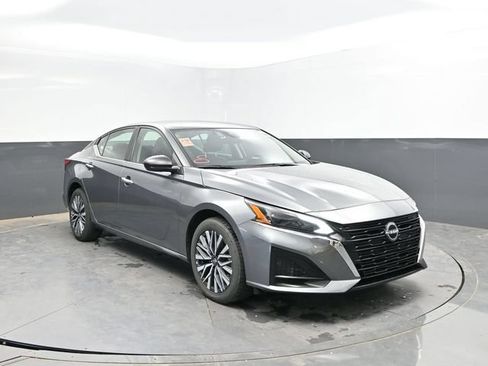 Used 2024 Nissan Altima 2.5 SV AWD/4WD image 6