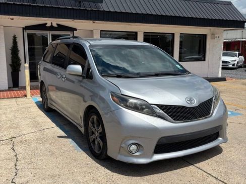 Used 2016 Toyota Sienna SE FWD image 3