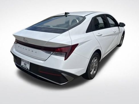 Used 2025 Hyundai Elantra SE w/ Cargo Package FWD image 3