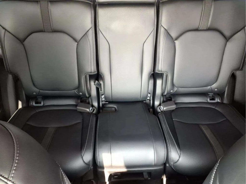 Used 2025 Honda Pilot Touring image 17
