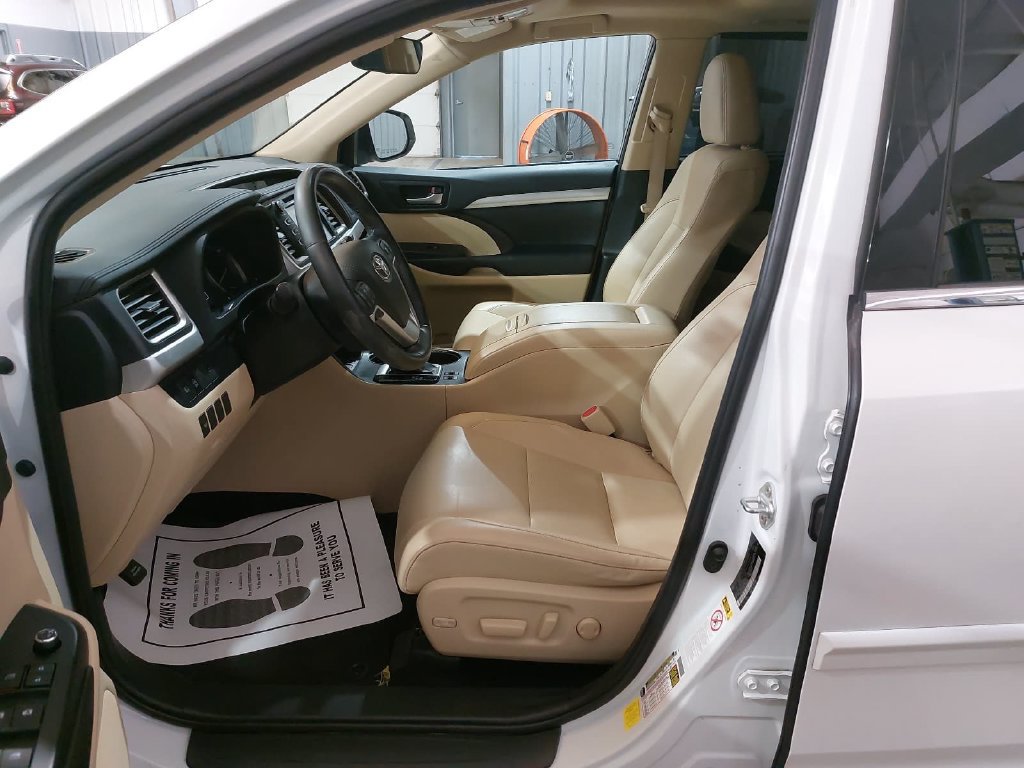 Used 2019 Toyota Highlander XLE FWD image 16