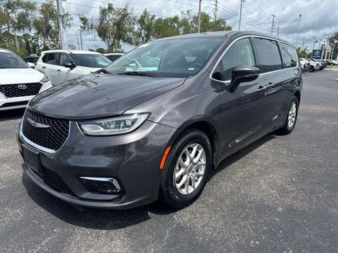 Used 2023 Chrysler Pacifica Touring-L FWD image 16