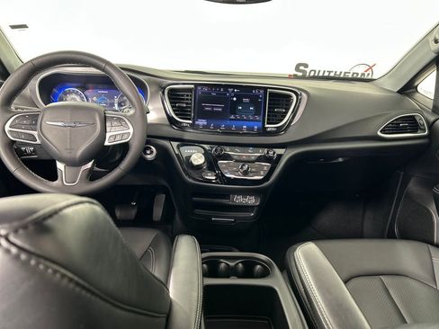 Used 2025 Chrysler Pacifica Select image 16