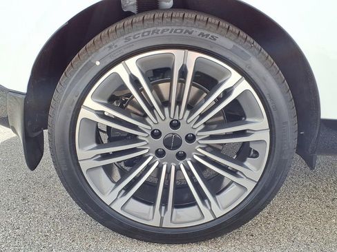 New 2026 Land Rover Range Rover Long Wheelbase SE AWD/4WD image 6