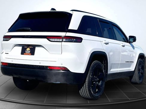Used 2023 Jeep Grand Cherokee Altitude AWD/4WD image 23