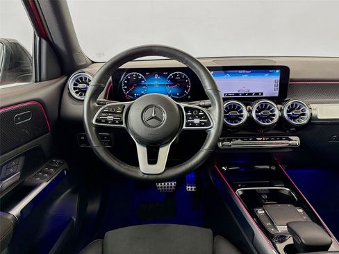 Used 2022 Mercedes-Benz GLB 250 4MATIC image 3