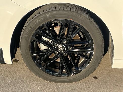 Used 2025 Toyota Camry SE FWD image 4