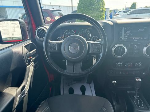 Used 2018 Jeep Wrangler Unlimited Sahara w/ Connectivity Group AWD/4WD image 17