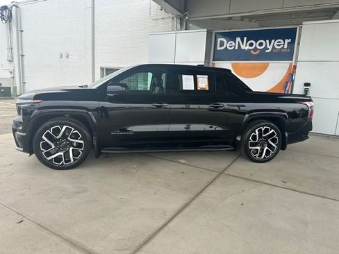 Used 2024 Chevrolet Silverado EV RST AWD/4WD image 13