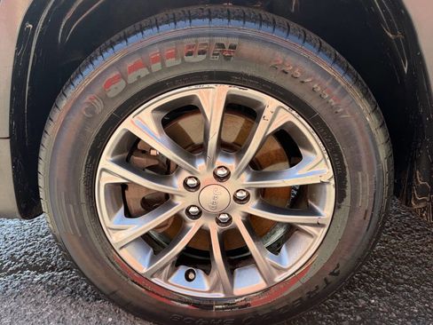 Used 2019 Jeep Cherokee Latitude Plus AWD/4WD image 18