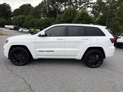 Used 2018 Jeep Grand Cherokee Altitude AWD/4WD image 4