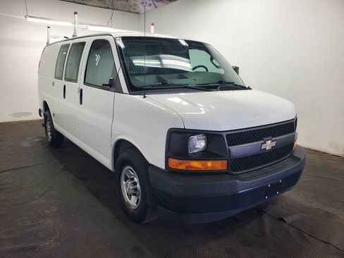 Used 2017 Chevrolet Express 2500 RWD image 3