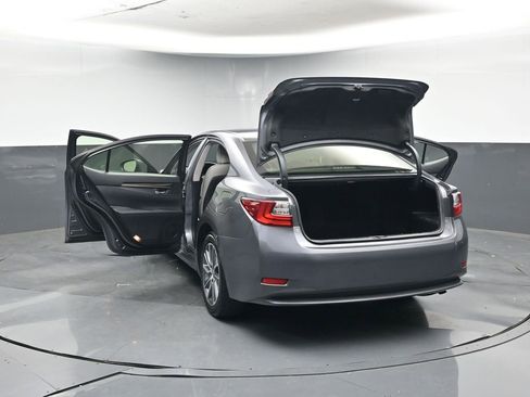 Used 2017 Lexus ES 300h image 43