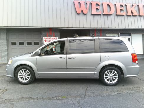Used 2016 Dodge Grand Caravan SXT FWD image 4