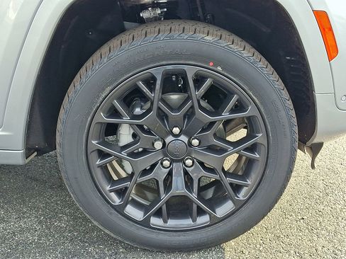 New 2025 Jeep Grand Cherokee Summit image 8