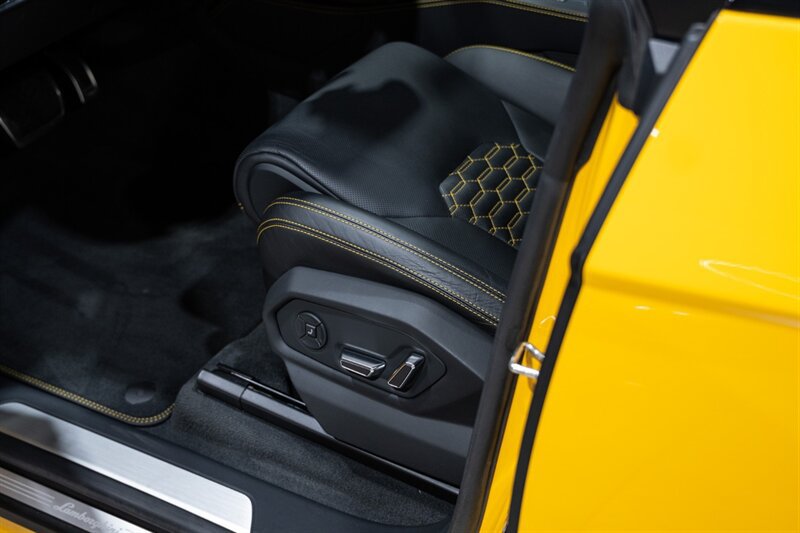 Used 2020 Lamborghini Urus AWD/4WD image 23