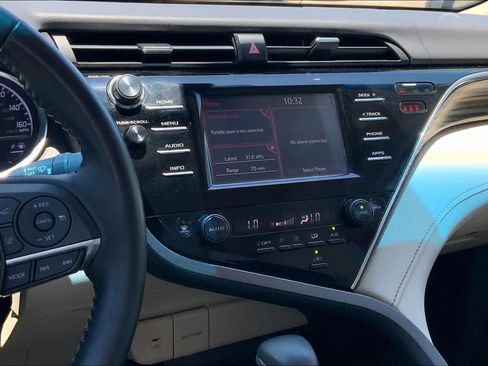 Used 2018 Toyota Camry XLE FWD image 7