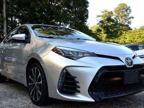 Used 2017 Toyota Corolla SE w/ SE Premium Package FWD image 4