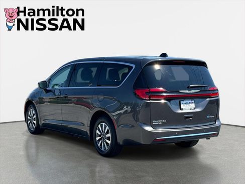Used 2023 Chrysler Pacifica Touring-L FWD image 4