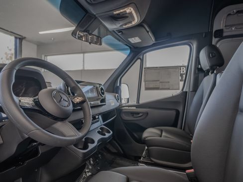 Used 2025 Mercedes-Benz Sprinter 2500 image 6