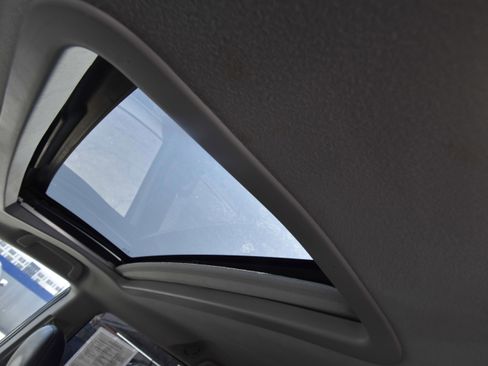 Used 2011 Toyota Sienna SE w/ Preferred Pkg FWD image 16
