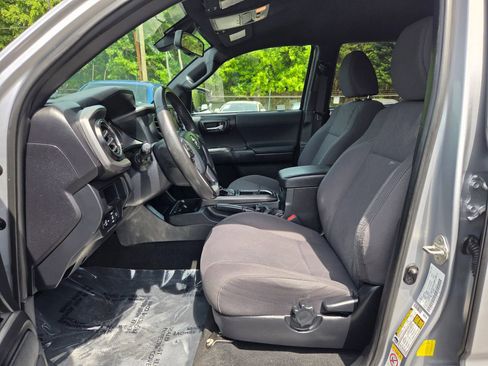 Used 2018 Toyota Tacoma TRD Sport AWD/4WD image 12