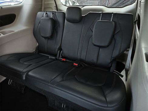 Used 2017 Chrysler Pacifica Touring-L Plus w/ Advanced Safetytec Group image 13