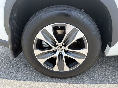 Used 2023 Toyota Highlander XLE AWD/4WD image 27