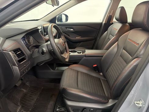 Used 2025 Nissan Rogue SV image 14