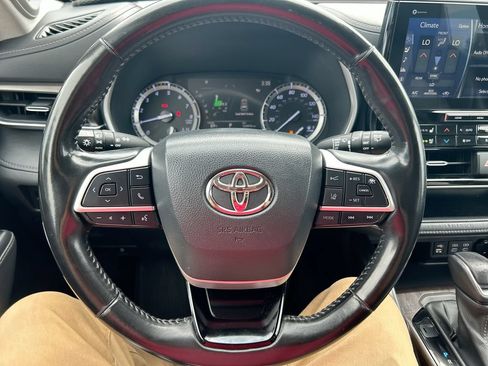 Used 2022 Toyota Highlander Limited FWD image 16