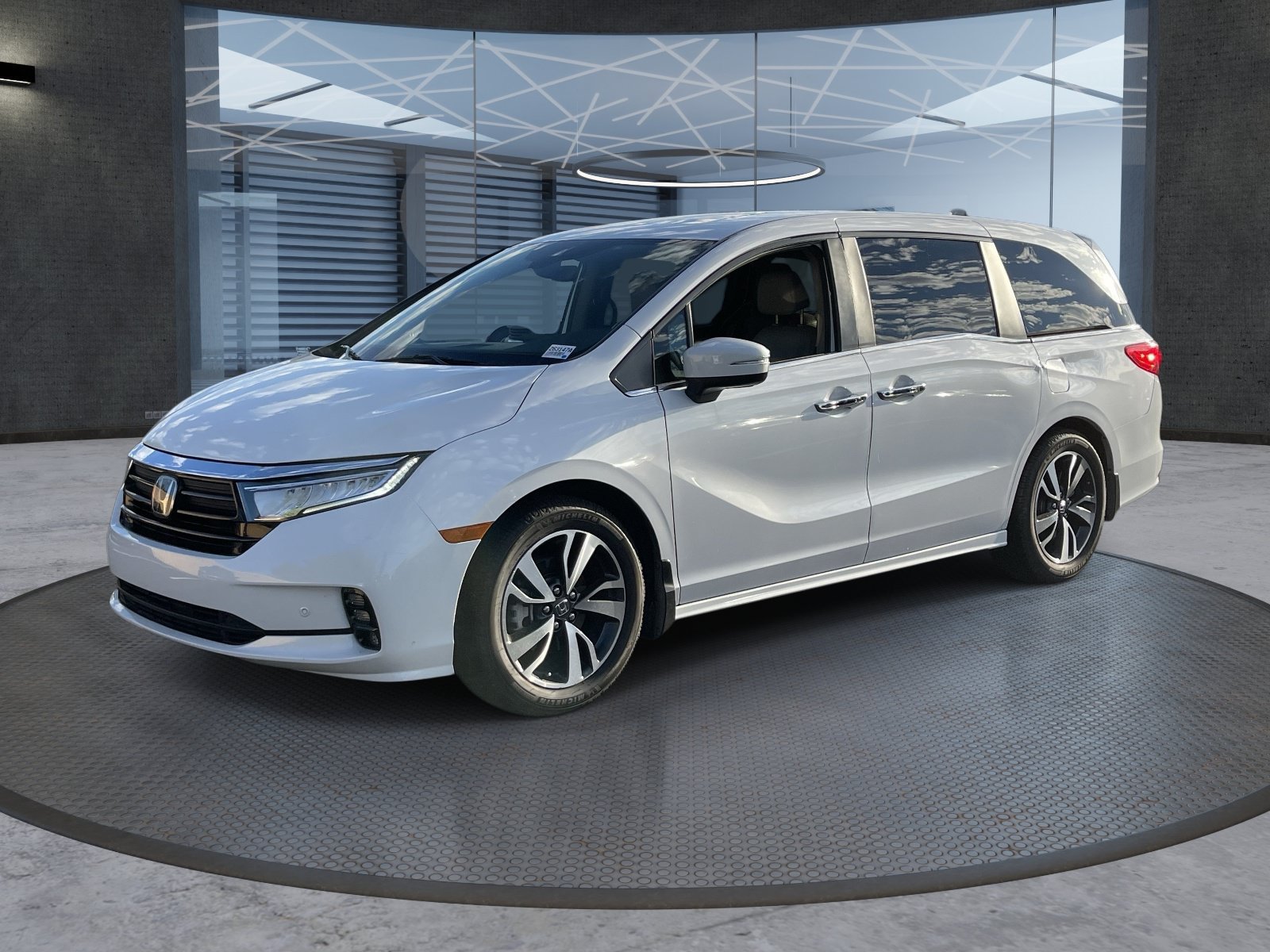 Used 2024 Honda Odyssey Touring image 2