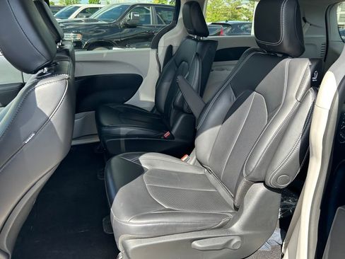 Used 2023 Chrysler Pacifica Touring-L FWD image 23