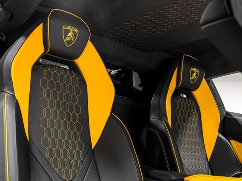 Used 2024 Lamborghini Revuelto image 35