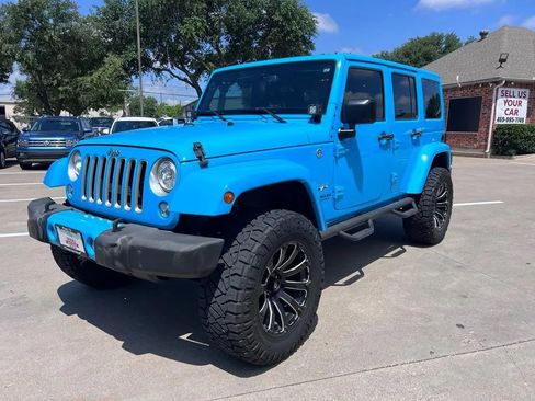 Used 2017 Jeep Wrangler Unlimited Sahara w/ Connectivity Group AWD/4WD image 4