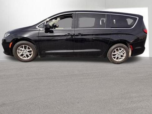 Used 2024 Chrysler Pacifica Touring-L image 2