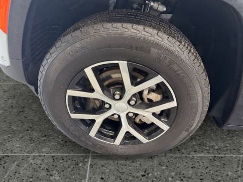 Used 2024 Jeep Grand Cherokee Limited w/ Luxury Tech Group II image 24