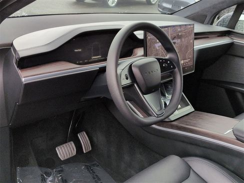 Used 2024 Tesla Model X image 11