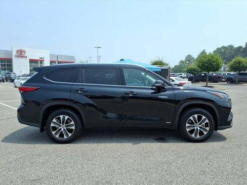 Used 2020 Toyota Highlander XLE AWD/4WD image 3