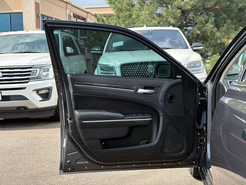 Used 2019 Chrysler 300 Limited AWD/4WD image 10
