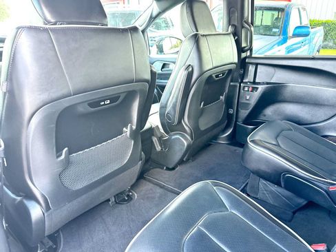 Used 2025 Chrysler Pacifica Limited FWD image 24